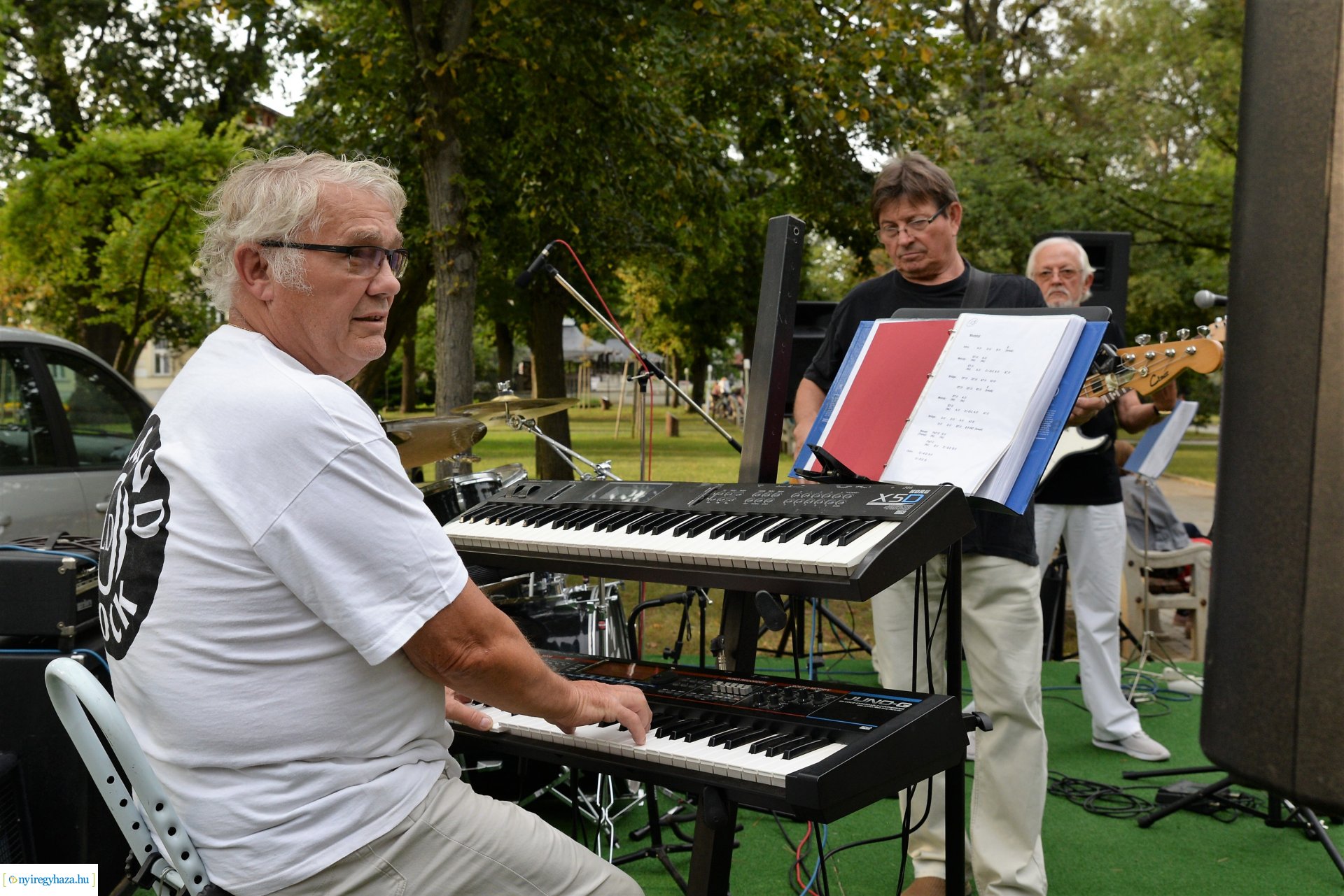 Zene Sóstón-szerdán a Kaland Old Rock együttes lépett fel