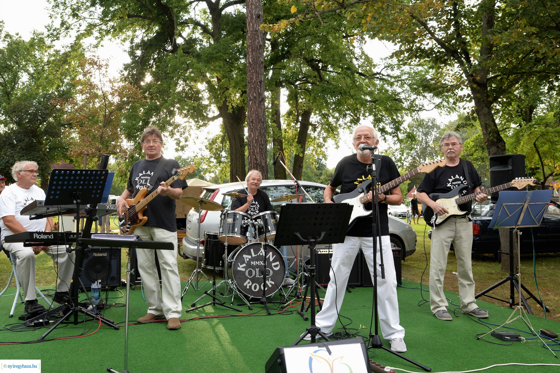 Zene Sóstón-szerdán a Kaland Old Rock együttes lépett fel