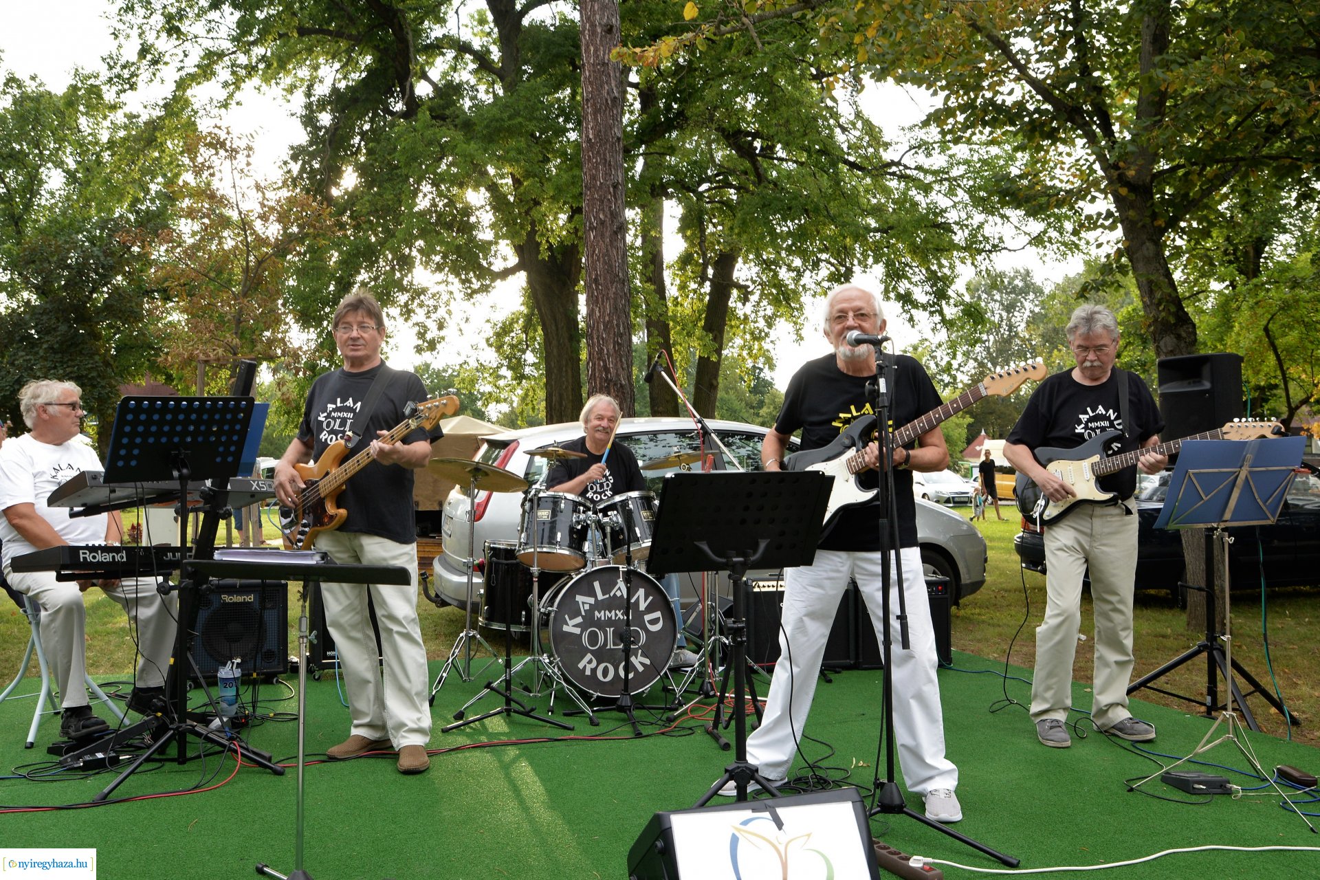 Zene Sóstón-szerdán a Kaland Old Rock együttes lépett fel