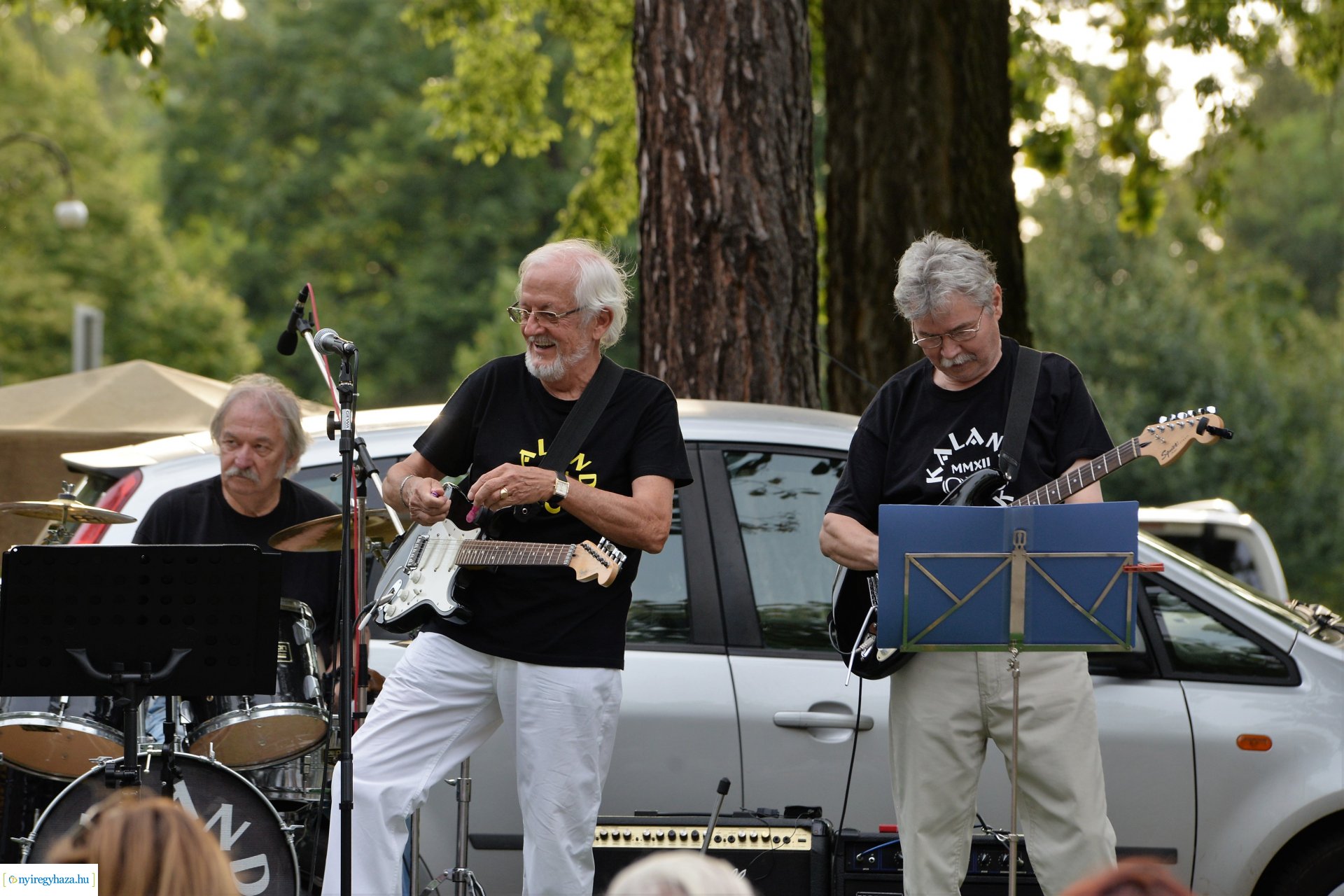 Zene Sóstón-szerdán a Kaland Old Rock együttes lépett fel