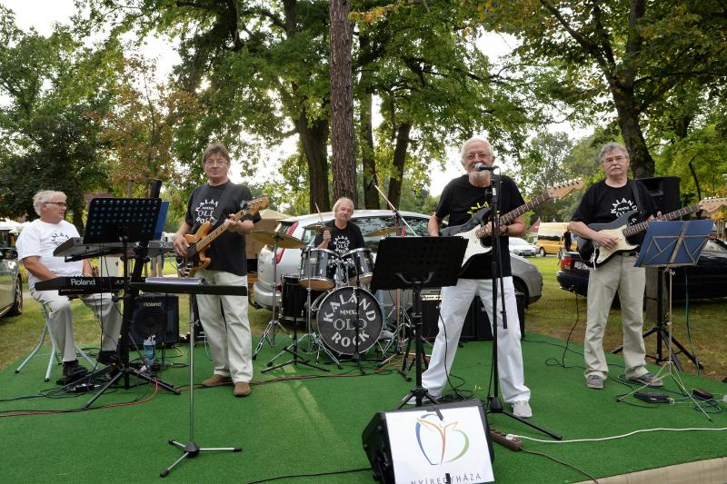 Zene Sóstón-szerdán a Kaland Old Rock együttes lépett fel