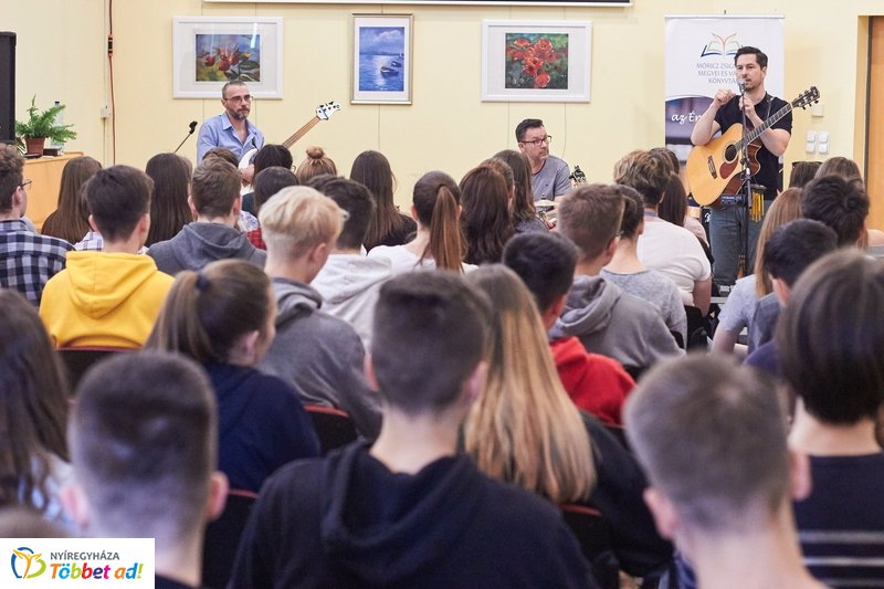 Zenés költészet a könyvtárban