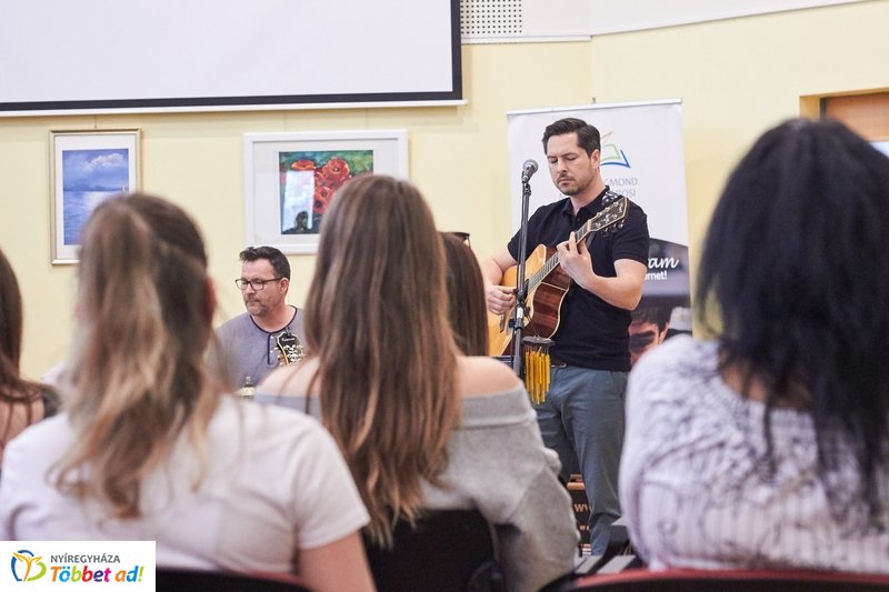 Zenés költészet a könyvtárban