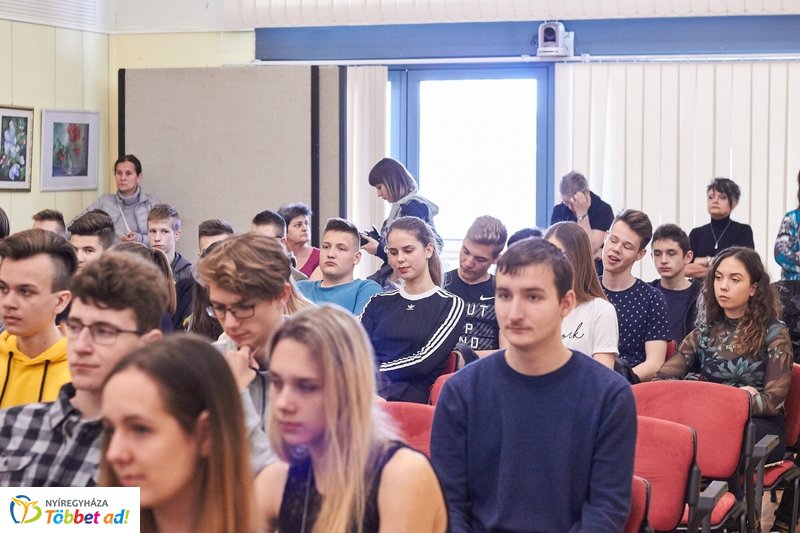 Zenés költészet a könyvtárban