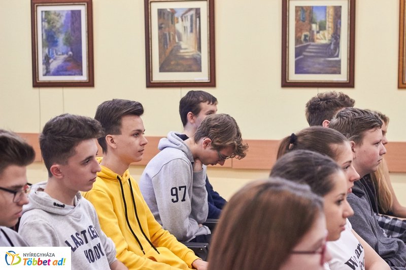 Zenés költészet a könyvtárban