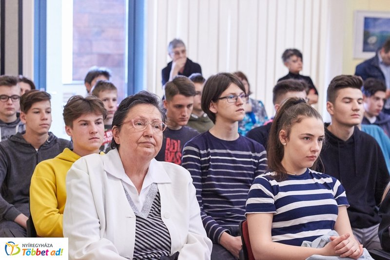 Zenés költészet a könyvtárban