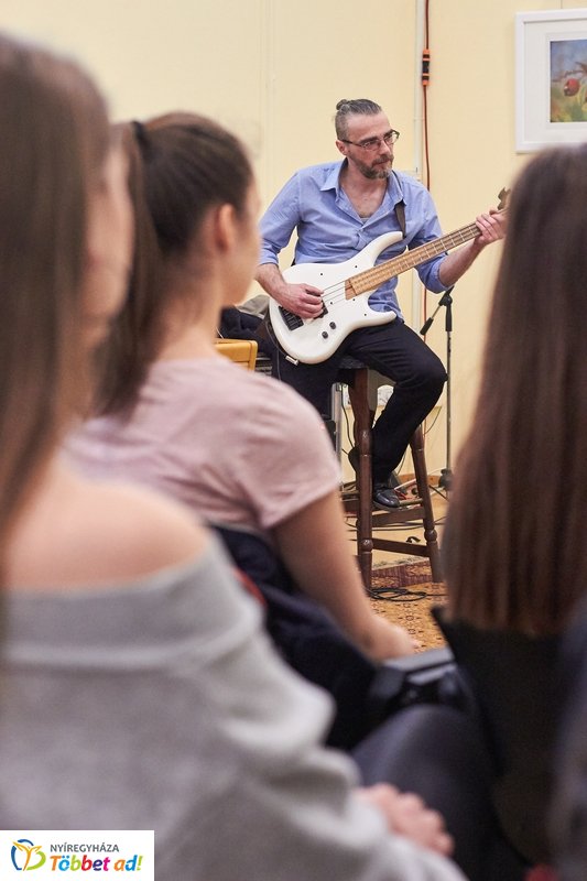 Zenés költészet a könyvtárban