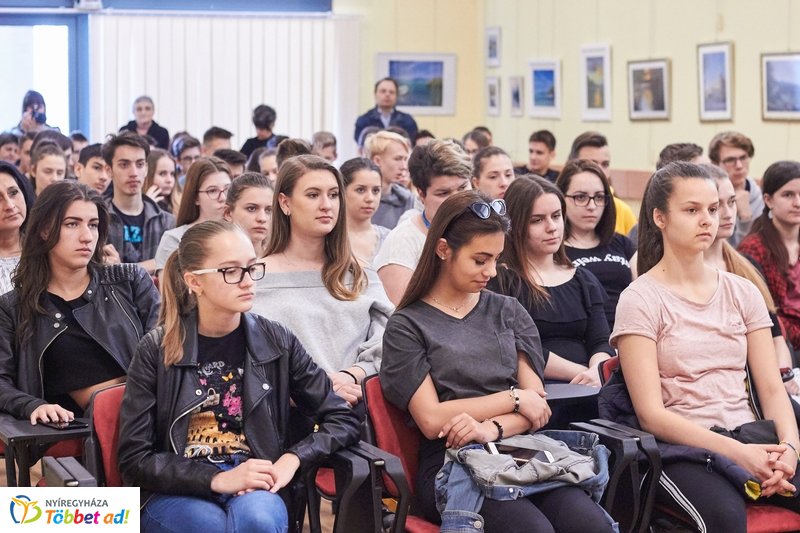 Zenés költészet a könyvtárban