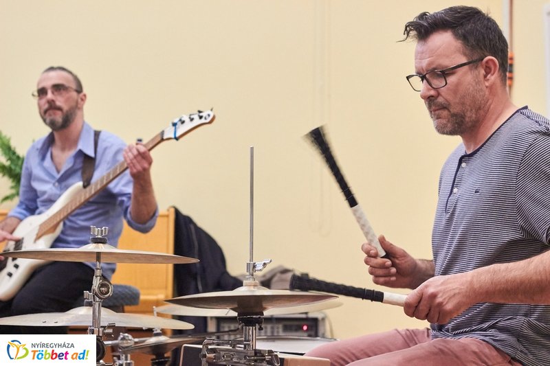 Zenés költészet a könyvtárban