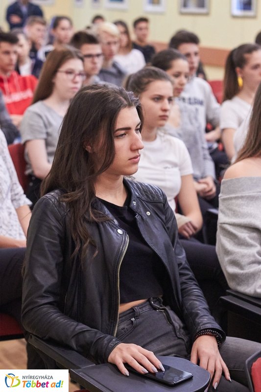 Zenés költészet a könyvtárban