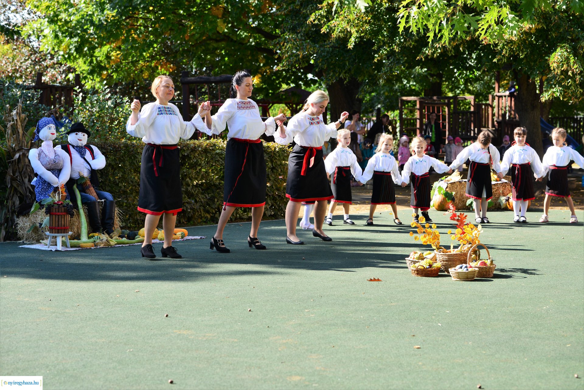 Zsinórlabda pálya bejárás Sóstóhegyen az Eszterlánc Északi Óvoda Nyitnikék Tagintézményében