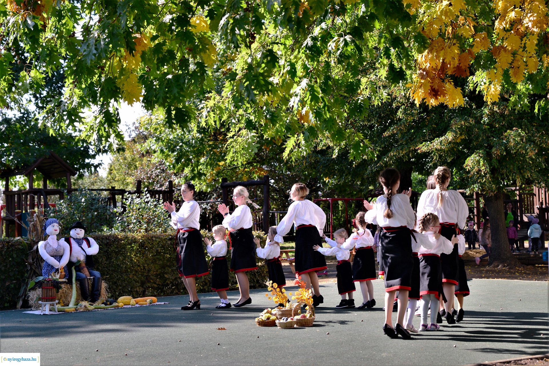 Zsinórlabda pálya bejárás Sóstóhegyen az Eszterlánc Északi Óvoda Nyitnikék Tagintézményében