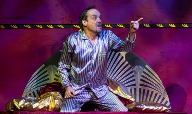 Augusztusban a Rózsakertben komédiázik István István