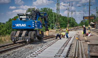 Megszűnhetnek a sebességkorlátozások a Nyíregyházát érintő vasútvonalon – Gőzerővel halad a 100-as fővonal felújítása
