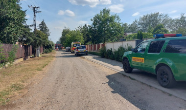 Lángok csaptak fel Császárszálláson – hétvégi ház tetőszerkezete égett