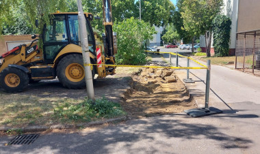 Új lehajtó készül a Toldi utcai garázssornál