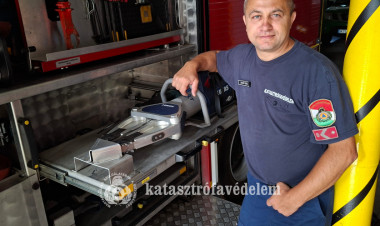Szolgálaton kívül is hősiesen helytállt – Nyíregyházi tűzoltó mentette a bajba jutottakat és egy kutyát is Paszabon