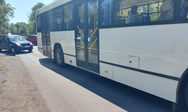 Busszal ütközött egy autó a Kemecsei úton