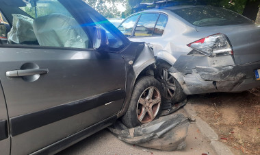 Parkoló autónak ütközött egy személyautó a Krúdy Gyula utcában