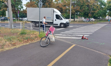 Gyermekével közlekedő kerékpárost sodort el egy autó 