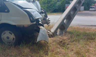 Nagyfeszültségű oszlopnak ütközött egy kisbusz Újfehértónál