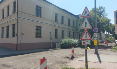 Közműfedlapokat cserélnek a Kürt utcában – Lezárták a parkolót