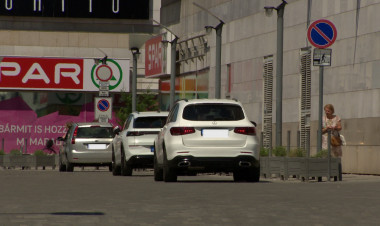 Tilosban parkolás – Pénzbírság mellett akár feljelentéssel is számolhatnak az autósok
