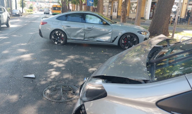 Karambol a belvárosban - két autó ütközött