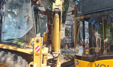 Autóbusz és munkagép ütközött a Rákóczi utcában