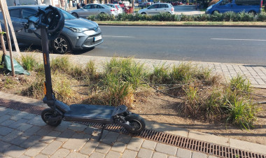 Rolleres és személyautó ütközött az Országzászló téren