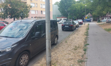 Rendszeresen tilosban parkolnak a Stadion utcában – Ellenőrzésekre számíthatnak az autósok