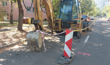 Rossz helyen parkoló autók akadályozzák a munkát a Schmidt Mihály utcában