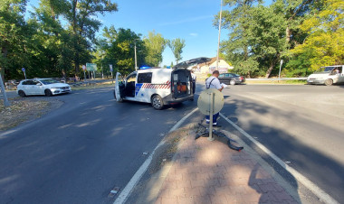 Rolleres és személyautó ütközött Sóstógyógyfürdőn – Kórházba szállították a fiatal sérültet