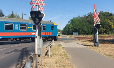 Meghibásodott a vasúti fényjelző a Kótaji úton – Fokozott figyelemmel közlekedjenek az átjárónál!