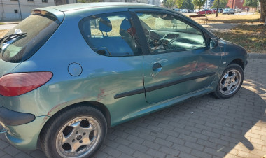Két autó ütközött a Mártírok terén – Személyi sérülés nem történt