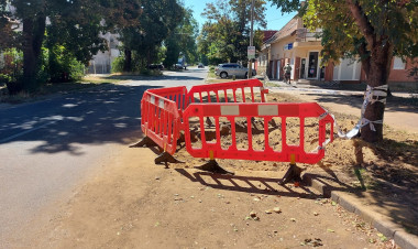 Csőtörés utáni helyreállításon dolgoznak az Ady Endre utcában