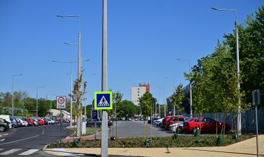 Közel 500 parkolóhely a stadionnál – A jövőben várható a parkolási rend módosítása
