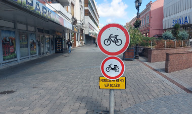 Megkezdődtek a lezárások a Kossuth téren
