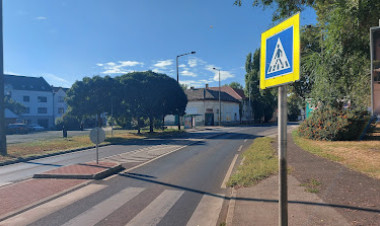 Szerdára virradóra több KRESZ-táblát is megrongáltak a Hatzel téren