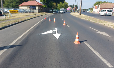 Útburkolati jeleket festenek a 4-es főúton