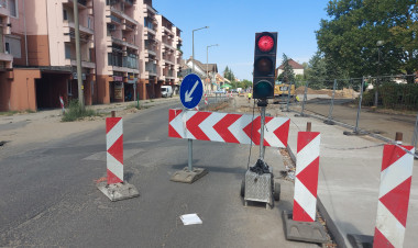 Jelzőlámpa irányítja a forgalmat a Vasvári Pál utcán