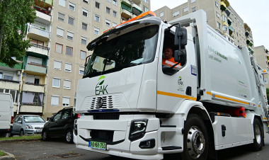 Napelemmel töltött elektromos kukásautók járják Nyíregyháza és a vármegye útjait