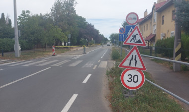 Útburkolati hiba helyreállítását végzik a Legyező utcán