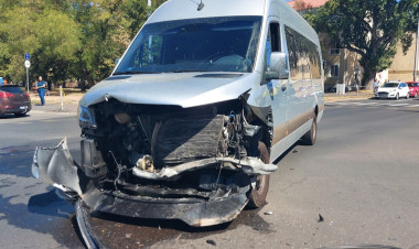 Kisbusz és személyautó ütközött az Északi körútnál