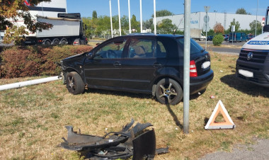 Nyerges vontató és személyautó ütközött a László utcában