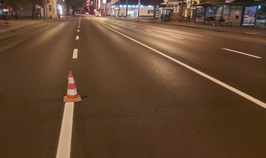 Útburkolati jeleket festenek a belvárosban