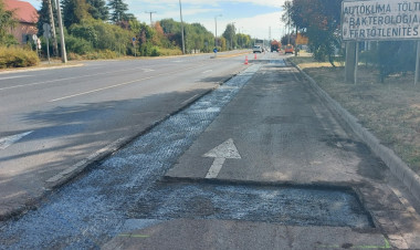 Megkezdődött az útburkolat javítása az Orosi úton