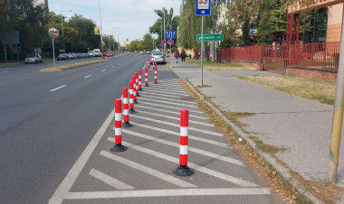 Fényvisszaverő oszlopokat helyeztek el az Apáczai iskola és a tűzoltóság előtt