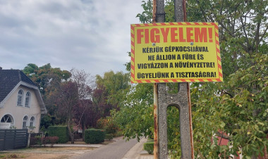 Figyelemfelhívó táblát helyeztek el a Bencs László utcában