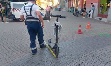 Rolleres és kerékpáros ütközött a Kossuth téren